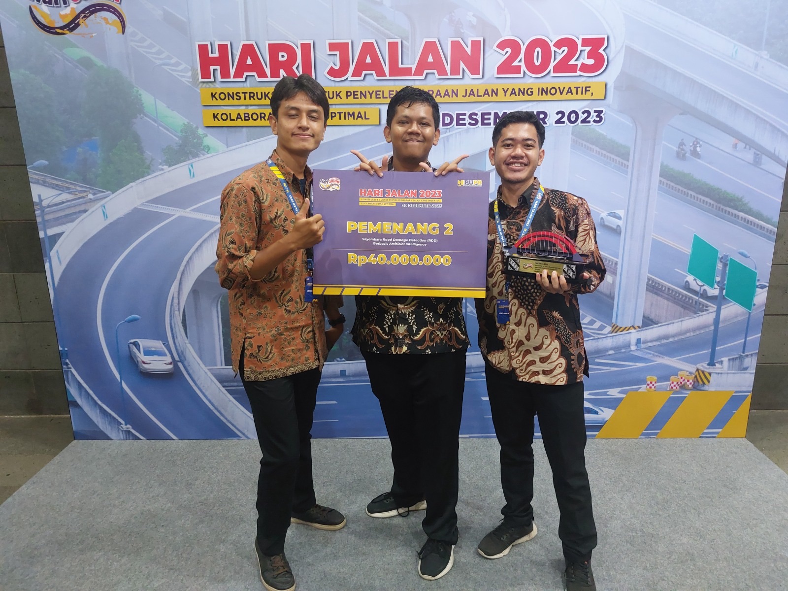 The Mata Garuda team holding the second-place award board at Hari Jalan 2023