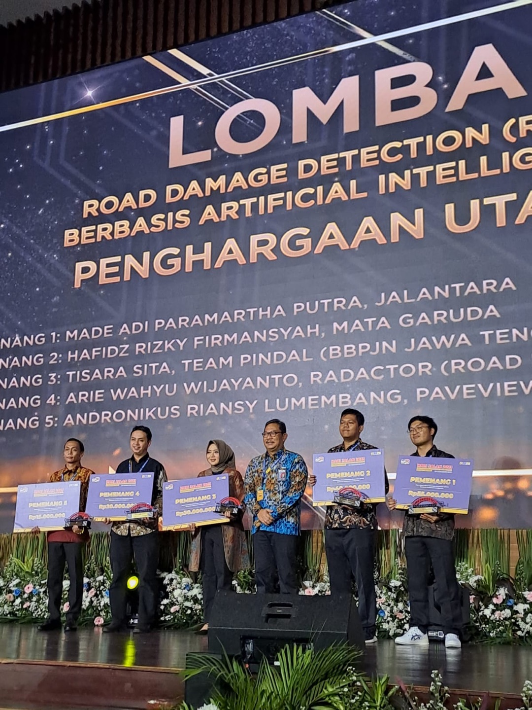 Winners on stage at the Hari Jalan 2023 award ceremony